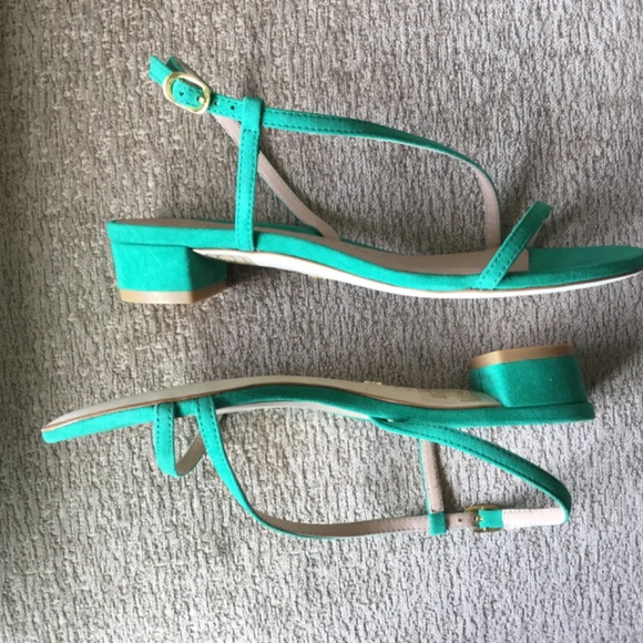 Stuart Weitzman Flat Sandals in a beautiful green - Picture 3 of 7